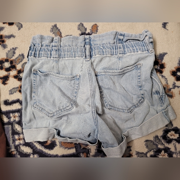 3 pairs of shorts (Levi's, Hollister, and Express) size 28 - Picture 4 of 8